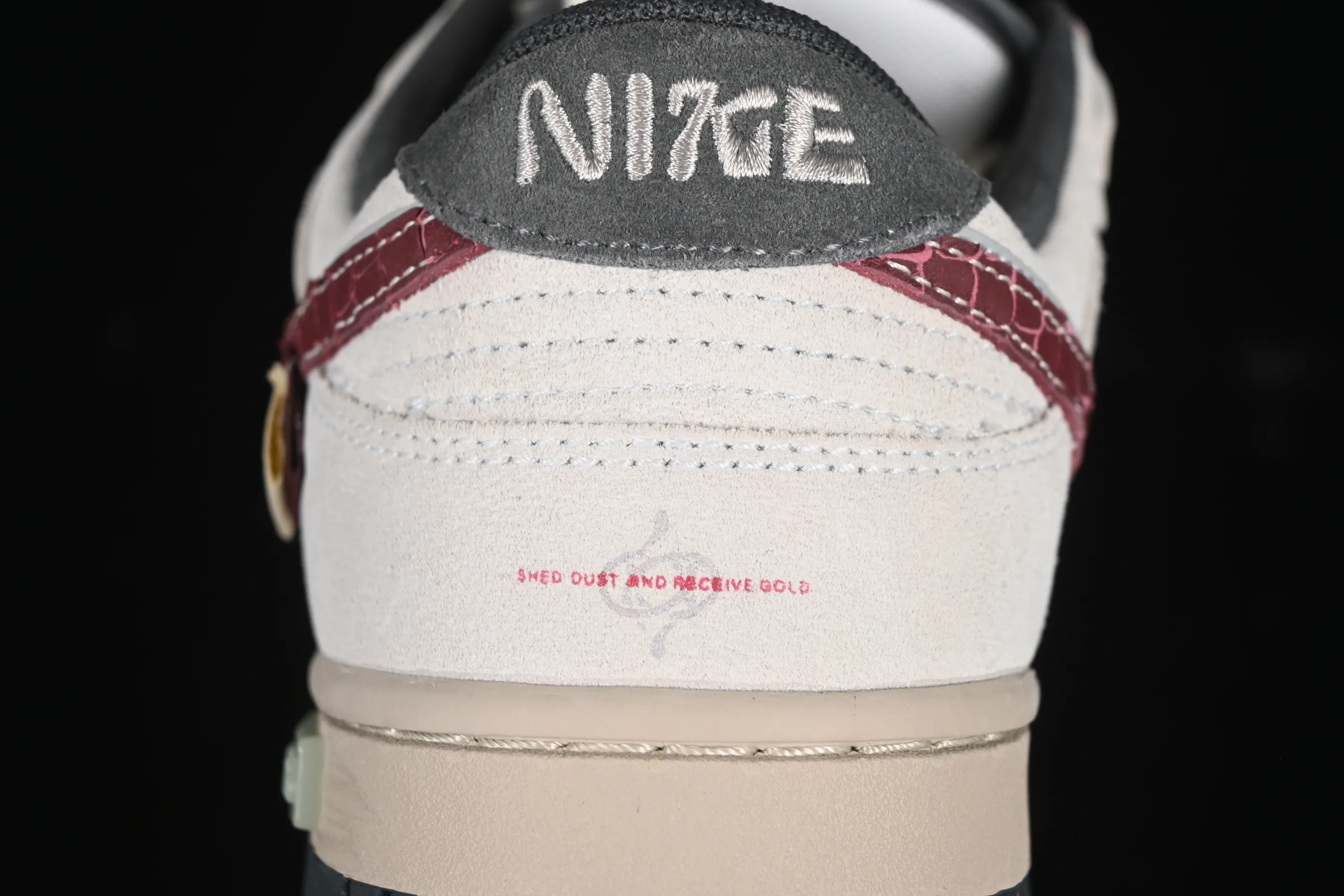 All Categories Nk SB Dunk Series Nk SB Dunk Low Low-top sneakers Nike Dunk Low "Double Swoosh" CNY Year of the Snake Panda Prank Shed the dust to welcome gold Cai Jin Low-top casual sneakers HV1800-101